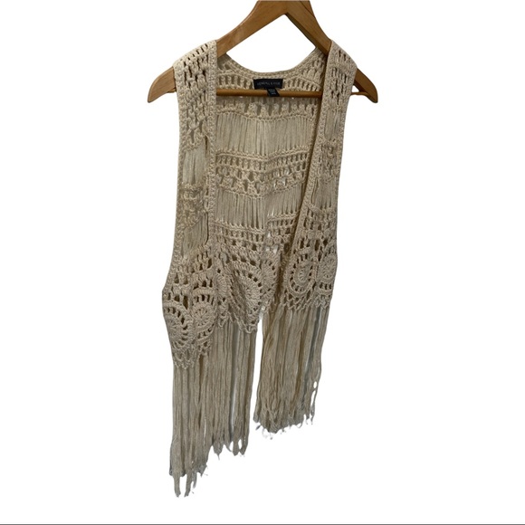 KENDALL AND KYLIE IVORY CROCHET BOHO FRINGED SLEEVELESS VEST - Picture 4 of 12